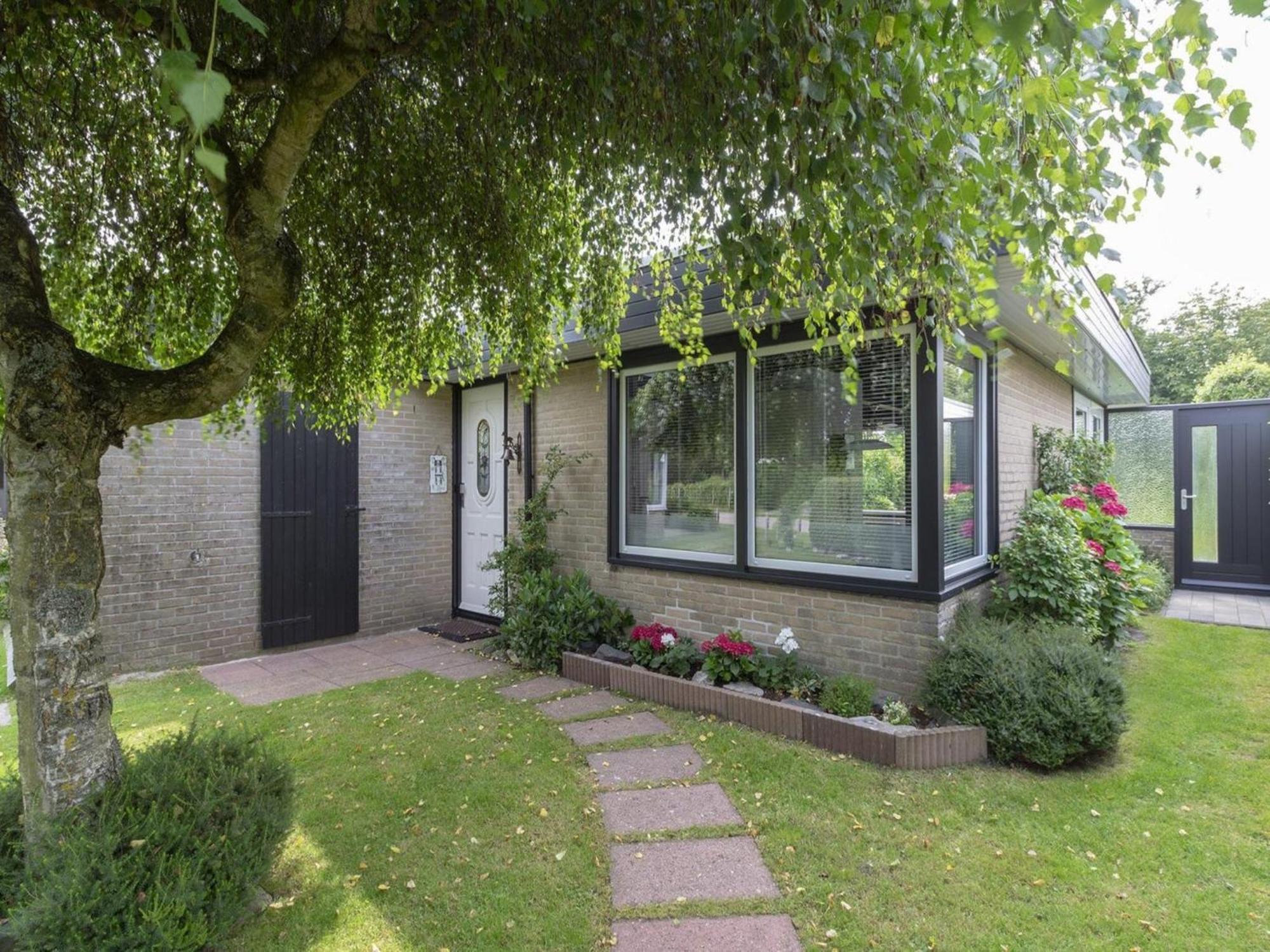 Attractive Bungalow With Modern Furnishings Sint Maartensvlotbrug Eksteriør bilde